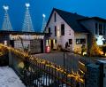Bild: Petra Hartl
Die Weihnachtsbeleuchtung bei Familie Schäfer im Amberger Stadtteil Raigering verwandelt Haus und Garten in ein "Weihnachtswunderland".