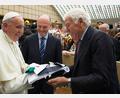 Bild: picture alliance / dpa
Tennis-Legende Nicola Pietrangeli (r) im Jahr 2015 mit Papst Franziskus (l).