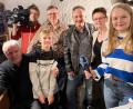 Bild: Manfred Wegmann
Großer Aufwand für die Aufzeichnung des Beitrags im BR-Fernsehen. Fabian mit Eltern, Sponsor Andreas Übler, Studio-Inhaber Erich Meinlschmidt und dem Fernsehteam. Die Sendung haben viele von Fabians Klassenkameraden gesehen.