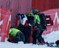Bild: Alessandro Trovati/AP/dpa
Cyprien Sarrazin wird nach seinem schweren Sturz in Bormio an der Strecke behandelt. (Archivbild)
