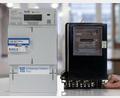 Symbolbild: Markus Scholz/dpa
Ein digitaler Stromzähler (links) mit Smart-Meter-Gateway zur Datenübertragung neben einem herkömmlichen analogen Zähler. Wer die neue Technologie nutzt, kann von dynamischen Stromtarifen profitieren.