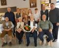 Bild: gi
Monika Grünbauer (mit Blumenstrauß) feiert 85. Geburtstag. Dazu gratulieren ihre Söhne Anton (links) und Georg (rechts), ihre Schwägerin Annelies Frank sowie ihre Enkel und Urenkel. Glückwünsche überbringen Pfarrer Udo Klösel (rechts) und Bürgermeister Helmut Meindl (stehend, links).