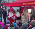 Bild: Michaela Mildner
Am Kümmersbrucker Dorfplatz war auch der Nikolaus mit seinem Knecht Ruprecht zu Besuch. Sie brachten Süßigkeiten für die zahlreichen Kinder mit.