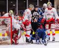 Bild: Werner Moller
Nick Jermain am Boden: Nach der fiesen Attacke von Bad Nauheims Goalie Gerald Kuhn (Zweiter von links) konnte der Stürmer der Blue Devils nicht mehr weiterspielen.