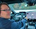 Bild: Stephan Huber
Andreas Wendt am Steuer des Testfahrzeugs. Hier erklärt er, wie das induktive Laden funktioniert.