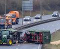 Bild: Heiko Becker/HMB Media/dpa
Der Fahrer des Gespanns wurde bei dem Unfall leicht verletzt, wie die Polizei mitteilte.