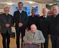 Bild: mas
Jubilar Richard Busch (sitzend) im Kreise seiner Mitbrüder. Von links: Prälat Dr. Josef Ammer, Stadtpfarrer Thomas Peter Kopp, Heimatpfarrer Dr. James Mudakodil, Geistlicher Rat Josef Häring und Pfarrer i. R. Gerhard Pausch.
