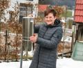 Bild: Portner
Christine Meindl aus Wildstein kontrolliert jeden Morgen den Niederschlagsmesser und meldet die Regen- oder Schneemenge sofort an den Deutschen Wetterdienst.