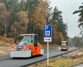 Bild: Ecopals/exb
Auf einer rund 900 Meter langen Strecke wird bei der Erneuerung der B 22 bei Leuchtenberg auf einer Fahrspur Richtung Weiden (von der Abzweigung Lerau bis zum Wanderparkplatz) erstmals in Bayern ein Asphaltzusatz aus recyceltem Kunststoff verwendet.