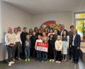 Bild: Kathrin Schmidt 
Über die Spende der Sparkassenstiftung Amberg-Sulzbach freuen sich die Schüler der Montessori-Schule in Amberg.