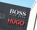 Bild: Bernd Weißbrod/dpa
Der Modekonzern Hugo Boss rechnet für 2026 mit einem Umsatzrückgang. Erst ab dem Jahr 2027 sollen sich die Zahlen wieder verbessern. (Archivbild)