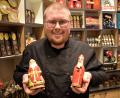 Bild: ubb
Konditormeister Nico Schultes versteh sein Handwerk. Seine Schokoladennikoläuse stellt er mit größter Sorgfalt her, was die Liebhaber dieser traditionellen Figuren zur Adventszeit zu schätzen wissen.