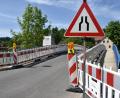Archivbild: Stephan Huber
Die Brücke in Lengenfeld ist schon seit einiger Zeit künstlich verengt: Das sorgt dafür, dass vor allem Lastwagen hier nicht mehr seitlich "anrandeln" können und die vorhandenen Schäden weiter vergrößern.