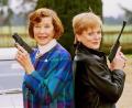 Bild: Richard Chambury/Globe Photos via ZUMA Wire/dpa
Lois Maxwell (l) und Samantha Bond haben beide „Miss Moneypenny“ gespielt. (Archivbild)