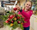 Bild: Gabi Schönberger
Floristin Josephine Wiesner bei der Gärtnerei Steinhilber in Neustadt/WN gestaltet einen Weihnachtsstrauß und dekoriert ihn mit roten Kugeln und einer kleinen Lichterkette.