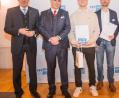 Bild: Dominik Ochs
Von links: IHK-Hauptgeschäftsführer Wolfram Brehm und IHK-Präsident Michael Waasner zeichneten Bastian Fehr als „Bayernbesten“ aus. Mit im Bild sind Sebastian Prechtl vom Ausbildungsbetrieb Scherdel Marktredwitz.