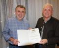 Bild: kro
Gemeinderat Albert Bader (links) wurde von Bürgermeister Werner Prucker mit einer Dankurkunde, unterschrieben von Innenminister Joachim Herrmann, ausgezeichnet. Bader ist seit 20 Jahren Mitglied im Gemeinderat.