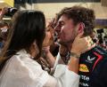 Bild: Fatima Shbair/AP/dpa
Die Belohnung für die Pole Position bekommt Max Verstappen von Freundin Kelly Piquet.