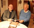 Bild: prh
Bernhard Knauer und Fred Fröhlich (von links) blättern im nachgedruckten Hausnamenbuch der Stadt Neustadt. Das Buch kann ab sofort im Schreibwarengeschäft Richter am Stadtplatz in Neustadt/WN erworben werden.
