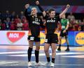 Bild: Federico Gambarini/dpa
Annika Lott (l) und Alina Grijseels wollen das DHB-Team ins Halbfinale werfen.