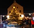 Bild: jp
Eine romantische Stimmung zauberte der Christbaum vorm Rathaus in Kastl auf den Kastler Adventsmarkt, die Besucher konnten sich an den Wärmeöfen und durch heiße Getränke und kulinarische Schmankerl etwas aufwärmen