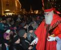 Bild: jr
Sankt Nikolaus (von den Pfadfindern) verteilt auf dem Stufen zum Rathaus Schoko-Nikoläuse an die Kinder.