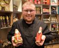 Bild: ubb
Konditormeister Nico Schultes versteh sein Handwerk. Seine Schokoladennikoläuse stellt er mit größter Sorgfalt her, was die Liebhaber dieser traditionellen Figuren zur Adventszeit zu schätzen wissen.