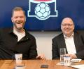 Bild: Michael Schwartz/dpa
Sportdirektor Johannes Bitter (l) und Geschäftsführer Christian Hüneburg tragen seit Oktober 2024 die Verantwortung beim HSV Hamburg.