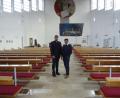 Bild: apr
Herzlich empfangen wurde Pfarrvikar Tony Sunny (links) in der Herz Jesu Kirche von seinem Ordensbruder Pater John.
