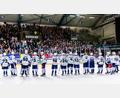Bild: Tobias Neubert
Die zahlreichen Fans der Blue Devils Weiden in der Donauarena bewiesen nach dem Spiel Fingerspitzengefühl, indem sie die Mannschaft trotz der Derbyniederlage gegen die Eisbären Regensburg feierten.