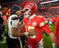 Bild: Charlie Riedel/AP/dpa
Patrick Mahomes (15) musste Houstons Quarterback C.J. Stroud zum Sieg gratulieren.