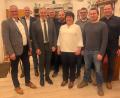 Bild: exa
Die CSU Pullenreuth legte ihre Liste für die Kommunalwahl 2026 fest. Auf dem Bild (von links) Bürgermeister Hubert Kraus, Maximilian Hempel, Landrat Roland Grillmeier, Stephan Plannerer, Alexander Hecht, Christa Bayer, Reinhold Lochner, Nico Spörl und Martin Sticht.