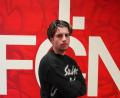 Bild: Stephan Keller
Noah Keller vor dem Logo des 1. FC Nürnberg.
