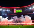 Bild: Tom Weller/dpa
Nach der Pause zündeten die Bayern-Fans in der Südkurve massiv Pyrotechnik.