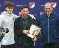 Bild: Marta Lavandier/AP/dpa
Lionel Messi (Mitte) ist zum MVP der Major League Soccer gewählt worden.