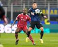 Bild: Luca Bruno/AP/dpa
Inters Lautaro Martinez im Zweikampf mit Liverpools Ibrahima Konate