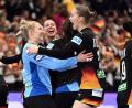 Bild: Federico Gambarini/dpa
Die deutschen Handballerinnen bejubeln ihren Halbfinaleinzug.