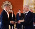 Bild: Kamaryt Michal/CTK/dpa
Der tschechische Präsident Petr Pavel (r) ernennt Andrej Babis zum neuen Ministerpräsidenten.