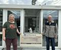 Bild: Tierschutzverein
Anton Schinhärl bei der Spendenübergabe mit Petra Schödlbauer, der stellvertretenden Vorsitzenden des Kreistierschutzverein Tirschenreuth