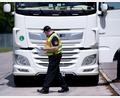 Symbolbild: Sven Hoppe/dpa
Verkehrspolizei Amberg stoppt Lkw-Fahrer auf A 6 bei Illschwang. Er überschreitet Lenkzeiten und fährt zu schnell. Hohe Bußgelder drohen.