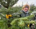 Bild: Petra Hartl
Ist eine fränkische Frohnatur und bezeichnet sich als ein "echts Laffer Bimberla": Petra Haubner verkauft seit 2020 am Rewe-Parkplatz neben dem Dultplatz Christbäume aus Nabburg. Sie habe viele Stammkunden, sagt sie.