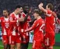 Bild: Sven Hoppe/dpa
Der FC Bayern jubelt weiter über Tore von Lennart Karl (m).