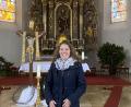 Bild: Stephanie Margeth
Katechistin Silvia Sitter-Weiß vorm Altar der St.-Dionysius-Kirche in Neunkirchen.