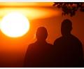 Bild: Julian Stratenschulte/dpa
Ein Paar bei Sonnenaufgang