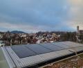 Bild: Sunline Solarstrom GmbH, Fürth
Auf dem Dach der Realschulturnhalle in Sulzbach-Rosenberg ist die neue PV-Anlage montiert und geht demnächst in Betrieb.
