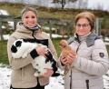 Bild: Portner
Die zwei neuen Erlebnisbäuerinnen Antonia Biegerl (links) und Karin Forster wollen Kindern und Jugendlichen den Kontakt zu Tieren ermöglichen. Auch Hase "Charlie" und Paduaner-Huhn "Trudi" dürfen gefüttert und geknuddelt werden.