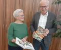 Bild: hka
Bürgermeister Bernhard Lindner war der Erste, dem Marianne Moosburger ihr 240 Seiten starkes Buch überreichte.