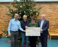 Bild: Daniel Weigl, Stadt Schwandorf
Vorweihnachtliche Freude bei allen Beteiligten (von links): Stefan Trettenbach (Werkleiter, Städtische Wasser- und Fernwärmeversorgung), Margit Gerber (Geschäftsleitung, Naab-Werkstätten), Martina Bachl (Sozialdienst, Naab-Werkstätten) und Oberbürgermeister Andreas Feller.