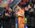 Bild: Federico Gambarini/dpa
Leverkusens Mannschaft applaudierte den Fans nach dem 2:2 in der Champions League.