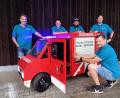 Bild: bl
Feuerwehr-Vorsitzender Michael Kiener, Stellvertreter und Festleiter Christian Kalb, Stefan Kiener und Thomas Schreier (von links) sowie Johannes Kiener (im Vordergrund) haben sich fürs Jubiläum ein ganz besonderes Fahrzeug einfallen lassen.